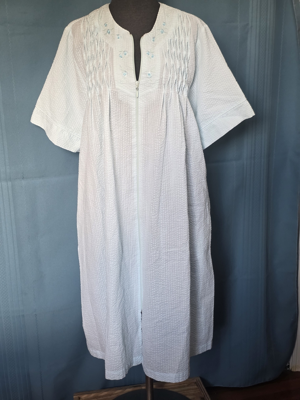 Miss Elaine Blue Seersucker Zip Front Housecoat Robe Smocked Embroidered Large